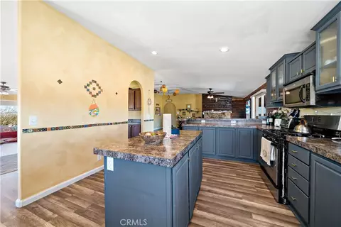 Kitchen - 61375 Leslie Ln, Landers, CA 92285 photo 4 of 5