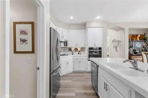 Kitchen - 41216 Coghill Dr, Temecula, CA 92591 photo 5 of 6