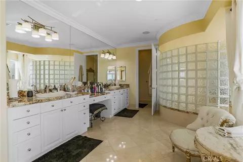 Bath - 7231 Brandon Ct, Riverside, CA 92506 photo 8 of 12