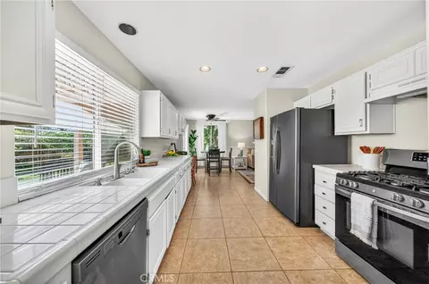 Kitchen - 32046 Corte Montoya, Temecula, CA 92592 photo 3 of 4