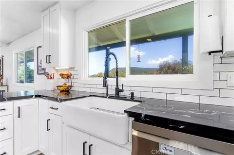 Kitchen - 42525 Calle Capistrano, Temecula, CA 92590 photo 4 of 5