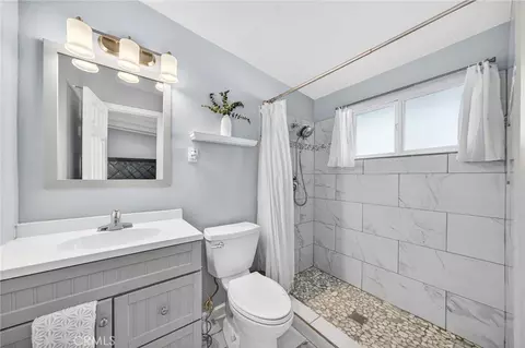 Bath - 3548 Everest Ave, Riverside, CA 92503 photo 5 of 6