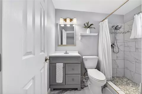 Bath - 3548 Everest Ave, Riverside, CA 92503 photo 4 of 6