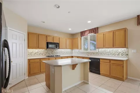 Kitchen - 7444 Sequoia Ln, Highland, CA 92346 photo 2 of 5