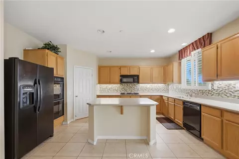 Kitchen - 7444 Sequoia Ln, Highland, CA 92346 photo 4 of 5