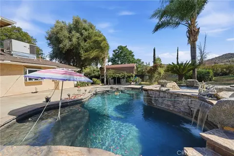 Exterior - 41215 Crest Dr, Hemet, CA 92544 photo 4 of 13