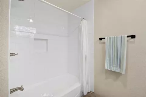 Bath - 43991 Gatewood, Temecula, CA 92592 photo 3 of 9