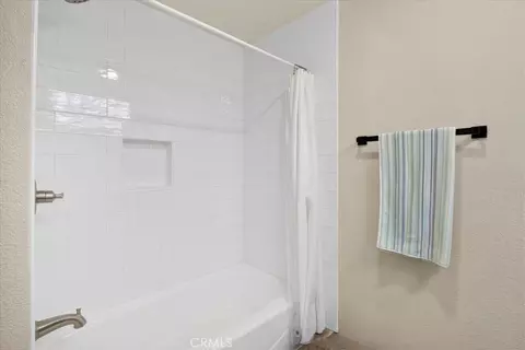 Bath - 43991 Gatewood, Temecula, CA 92592 photo 3 of 9
