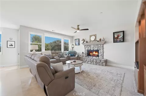 Living - 3508 Vista Corona, Fallbrook, CA 92028 photo 2 of 3