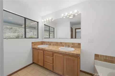 Bath - 44196 La Cruz Rd, Temecula, CA 92590 photo 1 of 4