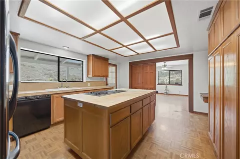 Kitchen - 44196 La Cruz Rd, Temecula, CA 92590 photo 2 of 4