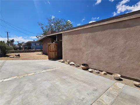 57492 Onaga Trl, Yucca Valley, CA 92284 photo 2