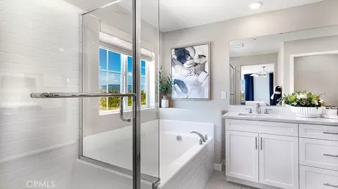 Bath - 1756 Eagle Rd, Rialto, CA 92376 photo 3 of 4