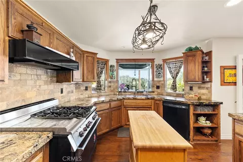 Kitchen - 1832 Camino Rainbow, Fallbrook, CA 92028 photo 5 of 6