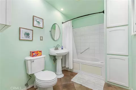 Bath - 27331 Plum St, Perris, CA 92570 photo 1 of 1