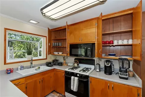 Kitchen - 24032 Alpine Dr, Crestline, CA 92325 photo 2 of 3