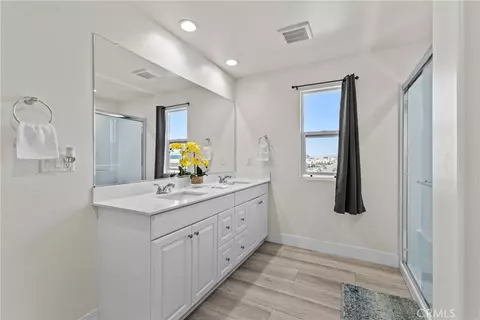 Bath - 30342 Singer Ln, Menifee, CA 92584 photo 3 of 4
