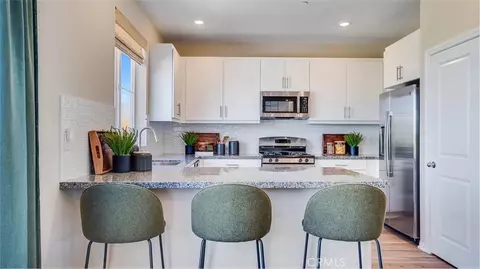 Kitchen - 17883 Mckenzie Ct, Hesperia, CA 92345 photo 2 of 2