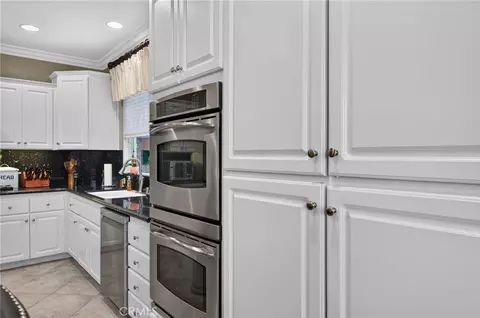 Kitchen - 33743 Blue Water Way, Temecula, CA 92592 photo 4 of 5
