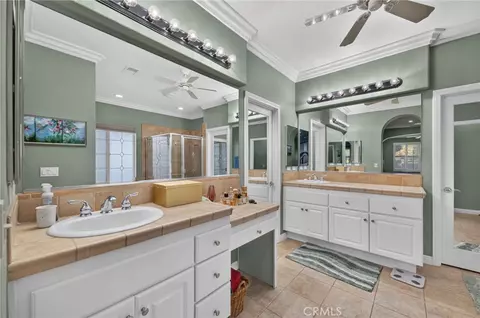 Bath - 33743 Blue Water Way, Temecula, CA 92592 photo 2 of 4
