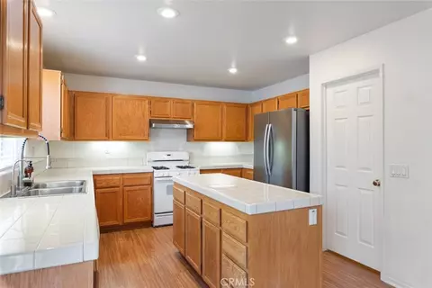 Kitchen - 31799 Sandhill, Temecula, CA 92591 photo 2 of 2