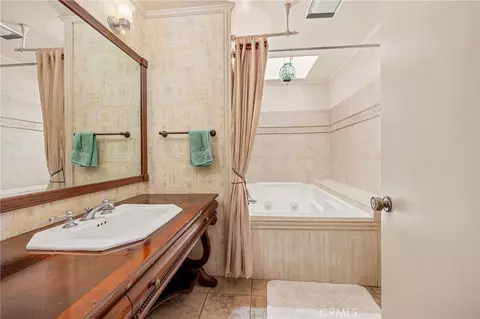 Bath - 10960 Treeside Ln, Escondido, CA 92026 photo 4 of 6