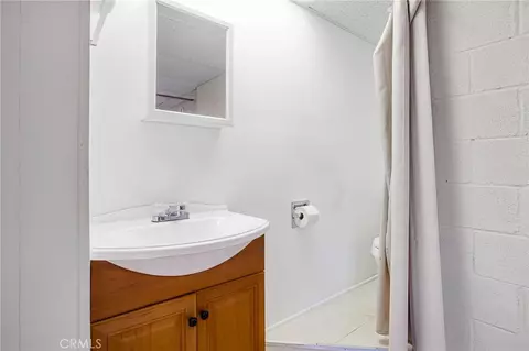 Bath - 10960 Treeside Ln, Escondido, CA 92026 photo 6 of 6