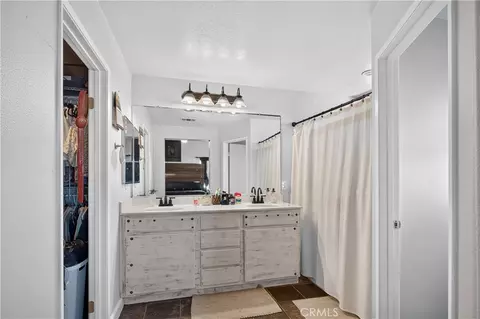 Bath - 1441 Albillo Loop, Perris, CA 92571 photo 2 of 3
