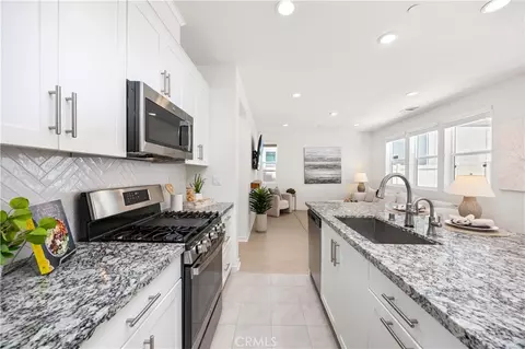 Kitchen - 32407 Brunello Way, Temecula, CA 92591 photo 3 of 7