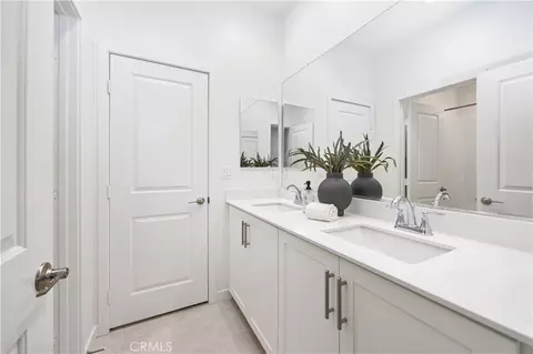 Bath - 32407 Brunello Way, Temecula, CA 92591 photo 2 of 3