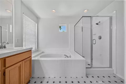 Bath - 39977 Chalon Ct, Temecula, CA 92591 photo 2 of 3