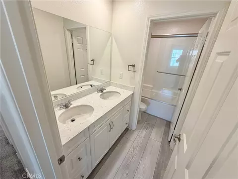 Bath - 20885 Barn, Riverside, CA 92507 photo 2 of 10