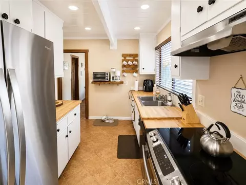 Kitchen - 24910 Walters, Idyllwild, CA 92549 photo 2 of 2