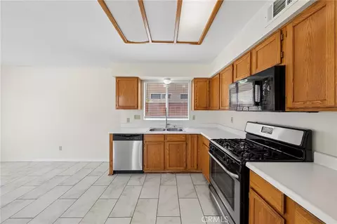 Kitchen - 31865 Corte Pollensa, Temecula, CA 92592 photo 2 of 2