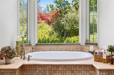 Bath - 45165 Oak Manor Ct, Temecula, CA 92590 photo 4 of 10