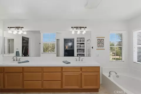 Bath - 31528 Mendocino Ct, Temecula, CA 92592 photo 3 of 3