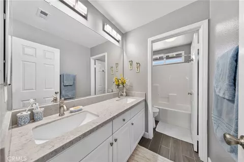 Bath - 31468 Pennant Ct, Temecula, CA 92591 photo 3 of 3