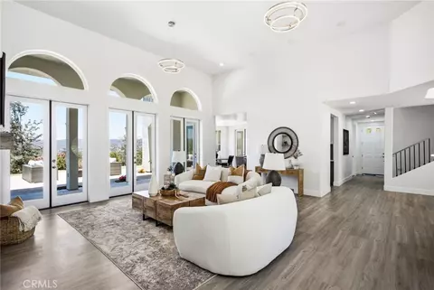 Living - 1094 Hillcrest View Ln, Fallbrook, CA 92028 photo 2 of 4