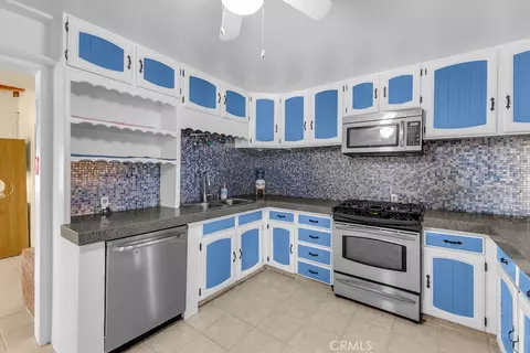 Kitchen - 1998 Cambria Ave, Landers, CA 92285 photo 3 of 5