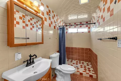 Bath - 1998 Cambria Ave, Landers, CA 92285 photo 1 of 2