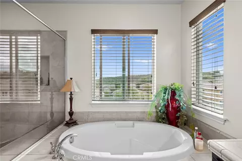 Bath - 45936 Camino Rubi, Temecula, CA 92592 photo 4 of 6