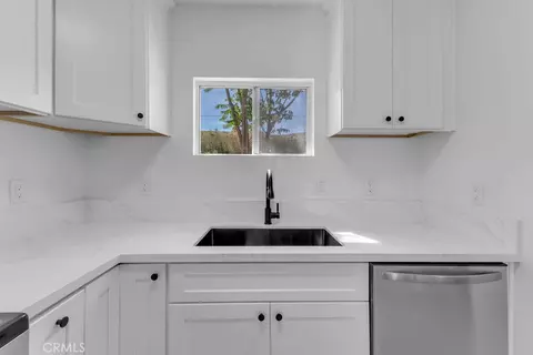 Kitchen - 49438 Conejo Rd, Morongo Valley, CA 92256 photo 4 of 5