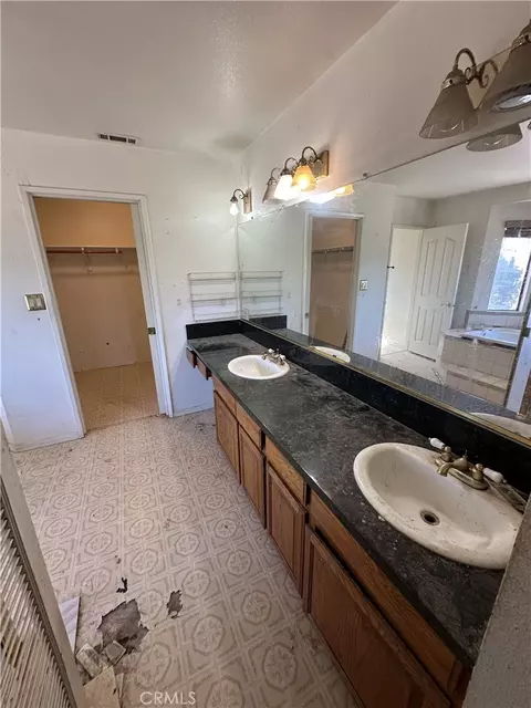 Bath - 26985 Emerett Ln, Perris, CA 92571 photo 2 of 3