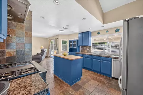 Kitchen - 34680 Jennifer Dr, Wildomar, CA 92595 photo 4 of 7