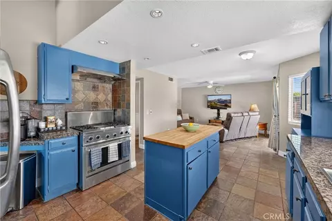 Kitchen - 34680 Jennifer Dr, Wildomar, CA 92595 photo 3 of 7
