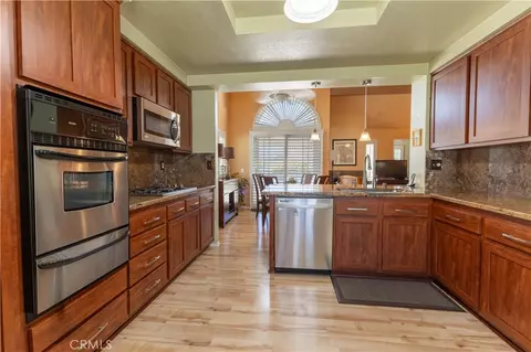 Kitchen - 27563 Sanderling Way, Temecula, CA 92591 photo 4 of 5