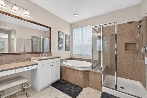Bath - 8280 Singh Ct, Hemet, CA 92545 photo 3 of 4