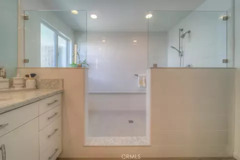 Bath - 890 W 21 St, Upland, CA 91784 photo 4 of 9