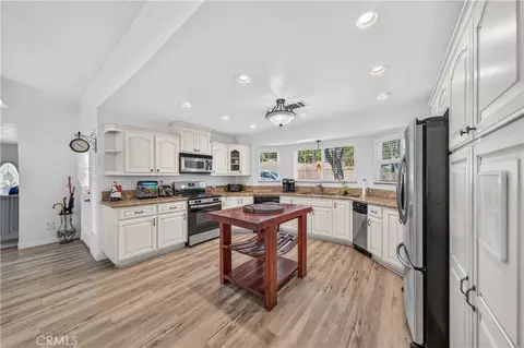 Kitchen - 15366 Cayuse Ct, Riverside, CA 92506 photo 5 of 7