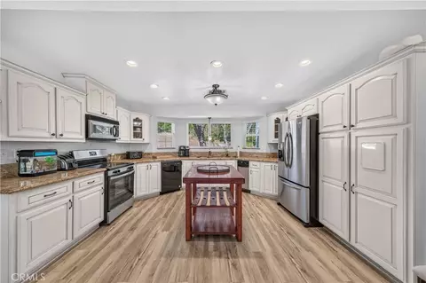 Kitchen - 15366 Cayuse Ct, Riverside, CA 92506 photo 6 of 7